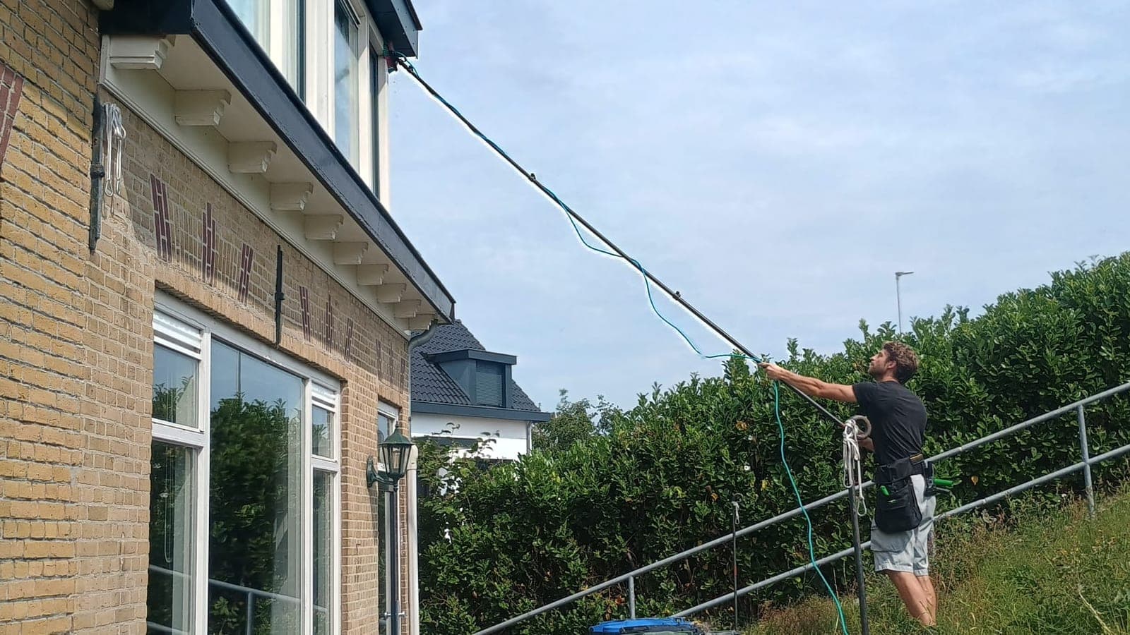Glazenwasser van Madern brengt gezuiverd water via een slang door de telescoopsteel naar een raam op de eerste verdieping