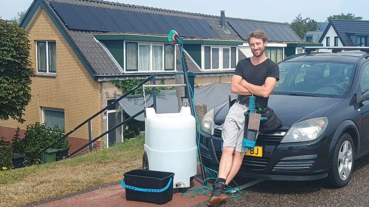 Glazenwasser van Madern bij de tank met gezuiverd osmosewater, met borstel, telescoopsteel en waterslang klaar voor gebruik